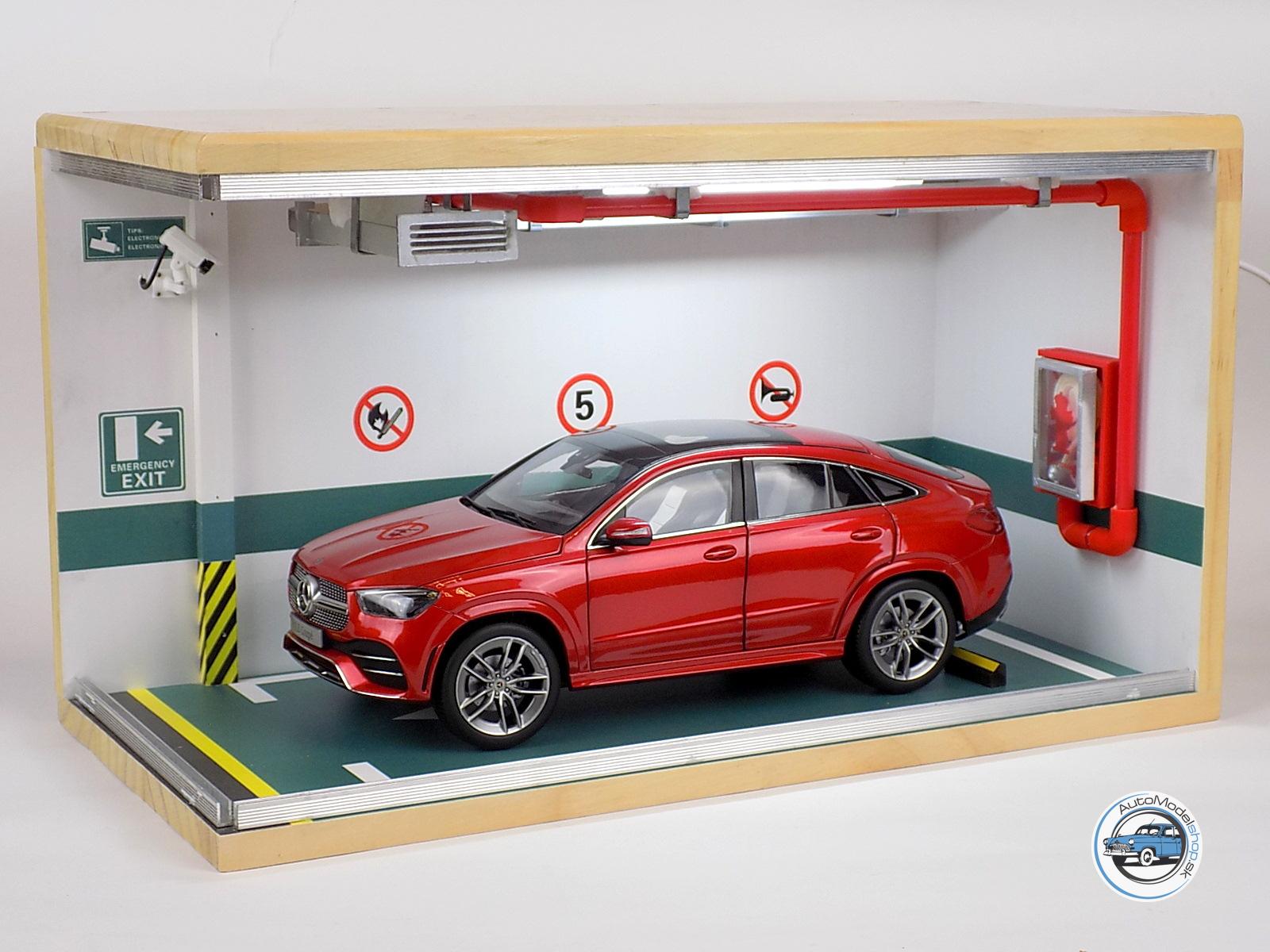 DIORAMA " PARKOVACÍ BOX" s osvetlením  1:18 ( BEZ MODELU )