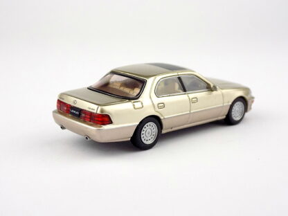 LEXUS LS400 - 1:64 TARMAC WORKS - Image 3