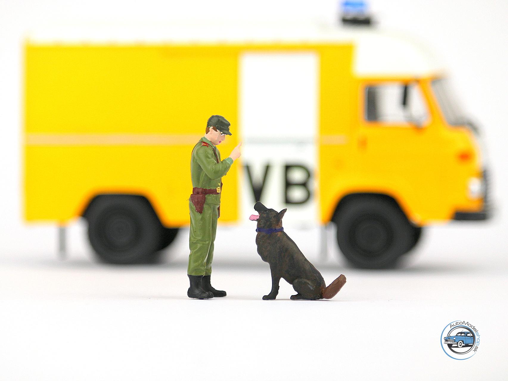 Figúrka príslušníka VB Kynológ + pes – 1:43 typ2