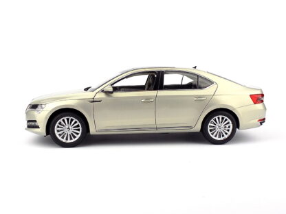 ŠKODA SUPERB 2015 - 1:18 PAUDI - Image 3