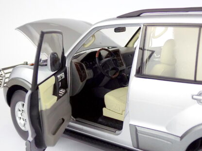 MITSUBISHI PAJERO 3.5L V6 V73 2006 – 1:18 SUN STAR - Image 8
