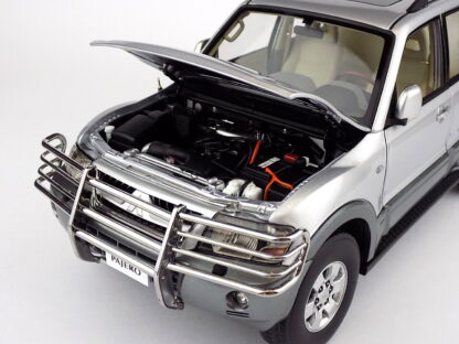 MITSUBISHI PAJERO 3.5L V6 V73 2006 – 1:18 SUN STAR - Image 9
