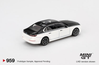 BMW i7xDRIVE 60 - 1:64 MiniGT - Image 3