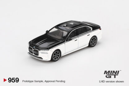 BMW i7xDRIVE 60 - 1:64 MiniGT - Image 2