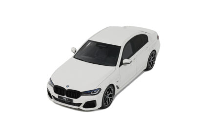 BMW 545E X DRIVE SALOON M SPORT ALPINE WHITE III 2023 - 1:18 GT SPIRIT - Image 3