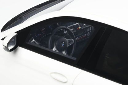 BMW 545E X DRIVE SALOON M SPORT ALPINE WHITE III 2023 - 1:18 GT SPIRIT - Image 11