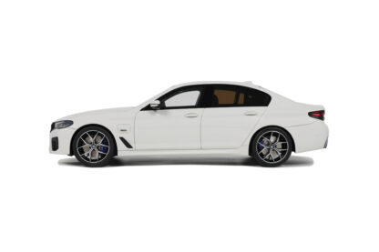 BMW 545E X DRIVE SALOON M SPORT ALPINE WHITE III 2023 - 1:18 GT SPIRIT - Image 8