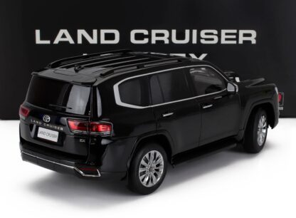 TOYOTA LAND CRUISER 300-ZX 2024 - ČIERNA - 1:18 LCD MODEL - Image 2