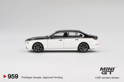 BMW i7 xDRIVE60 - 1:64 MiniGT - Image 4