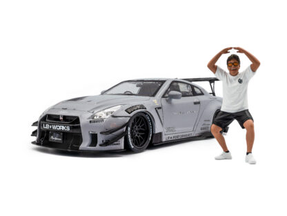 NISSAN GT-R R35 LIBERTY WALK BODY KIT + FIGURKA WATARU KATO-SAN - 1:18 SOLIDO