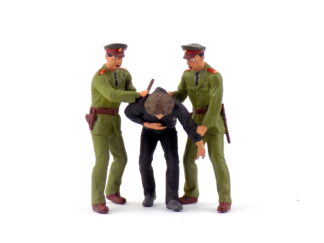 Set figúrok príslušníci Verejnej bezpečnosti a demonštrant 1:43