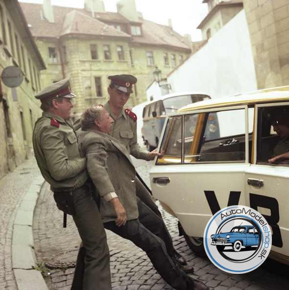 Set figúrok príslušníci Verejnej bezpečnosti a opilec 1:43 – Obrázok 5